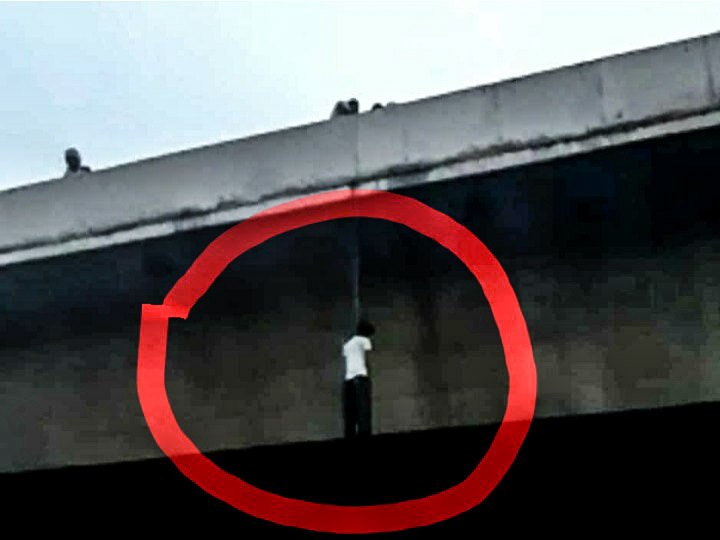 Dead body hanged by Bata Flyover